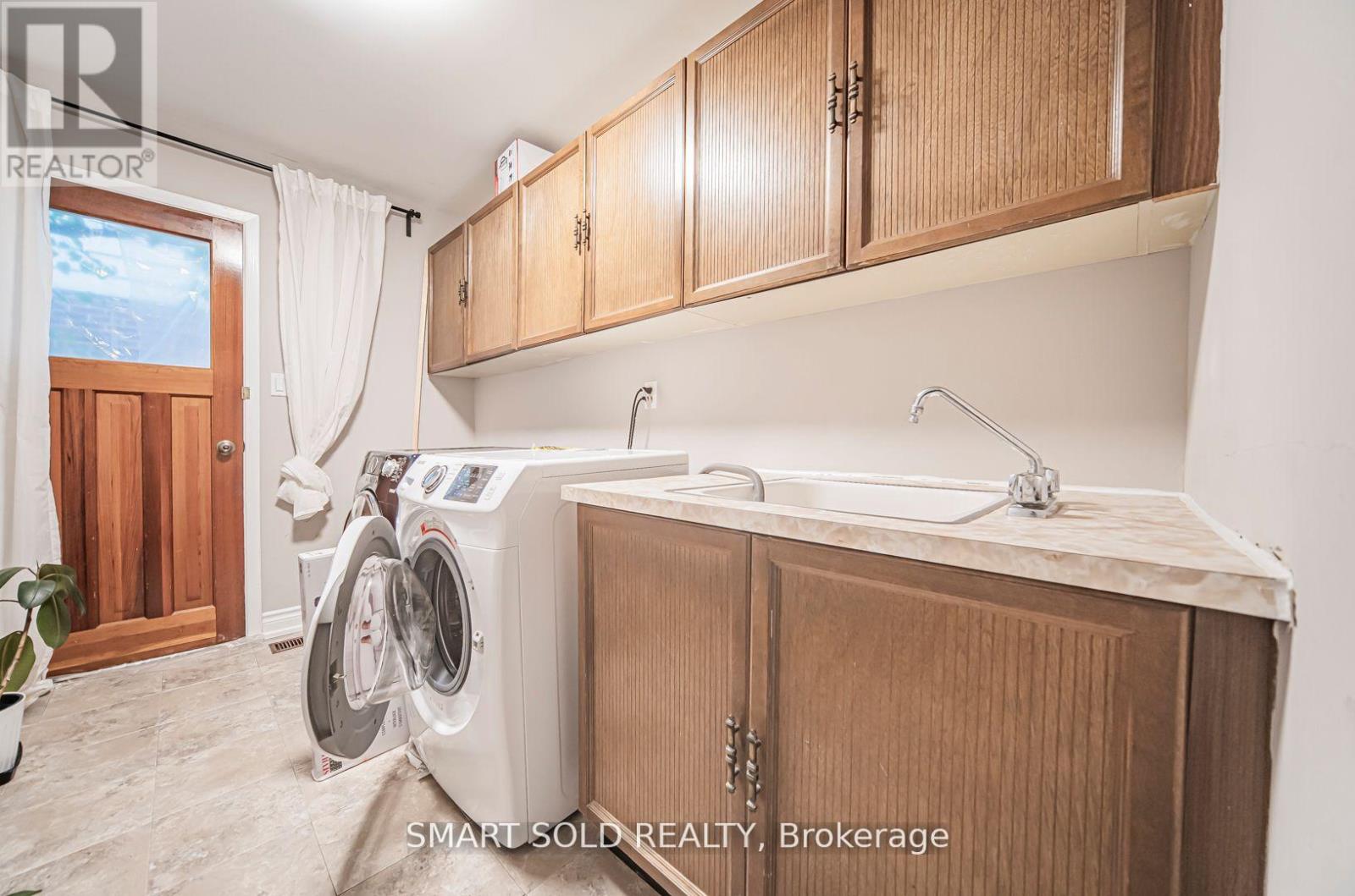 120 Abbeywood Trail, Toronto, Ontario  M3B 3B5 - Photo 10 - C12885402