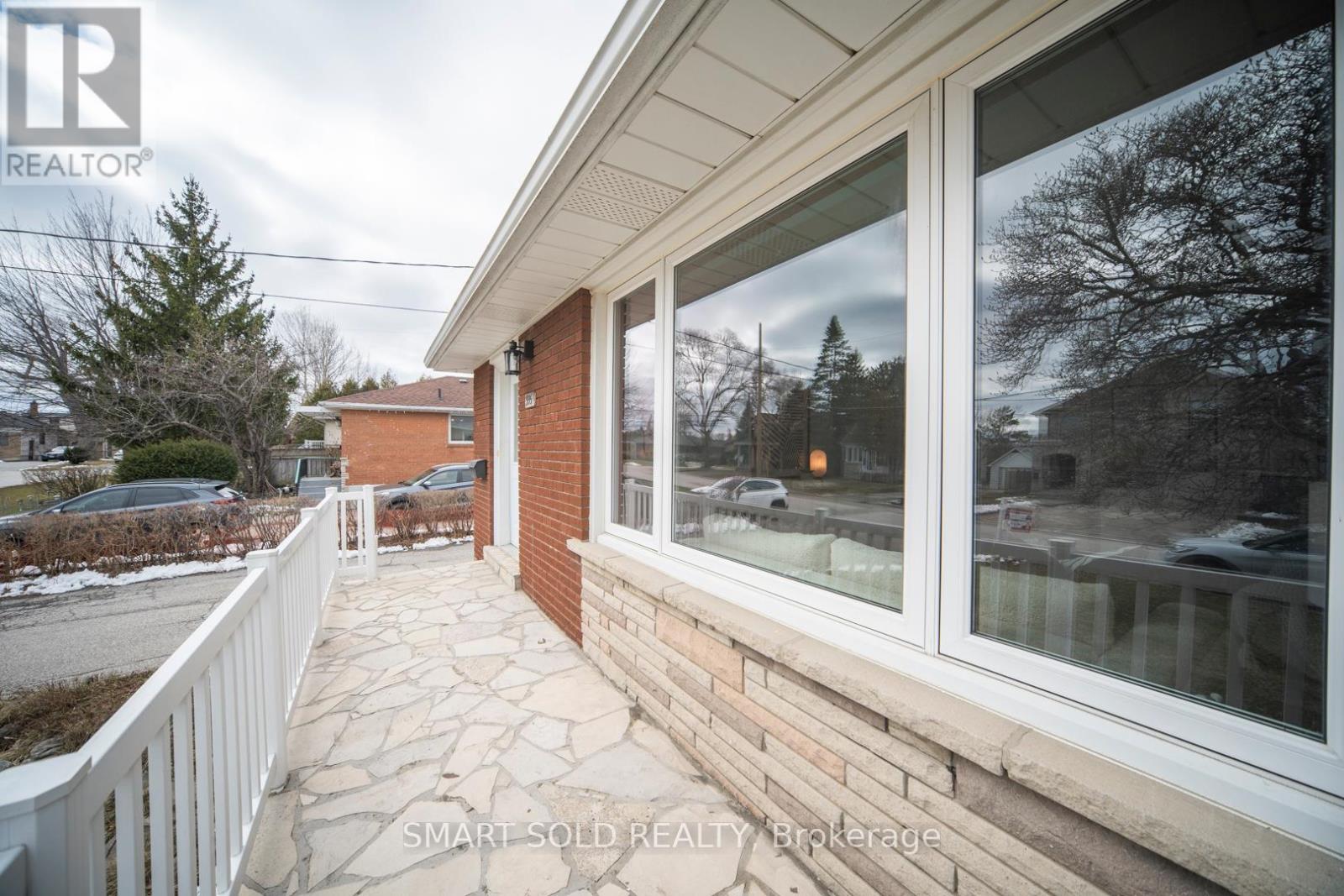 995 Garrard Avenue, Mississauga, Ontario  L5E 1L4 - Photo 7 - W12885392