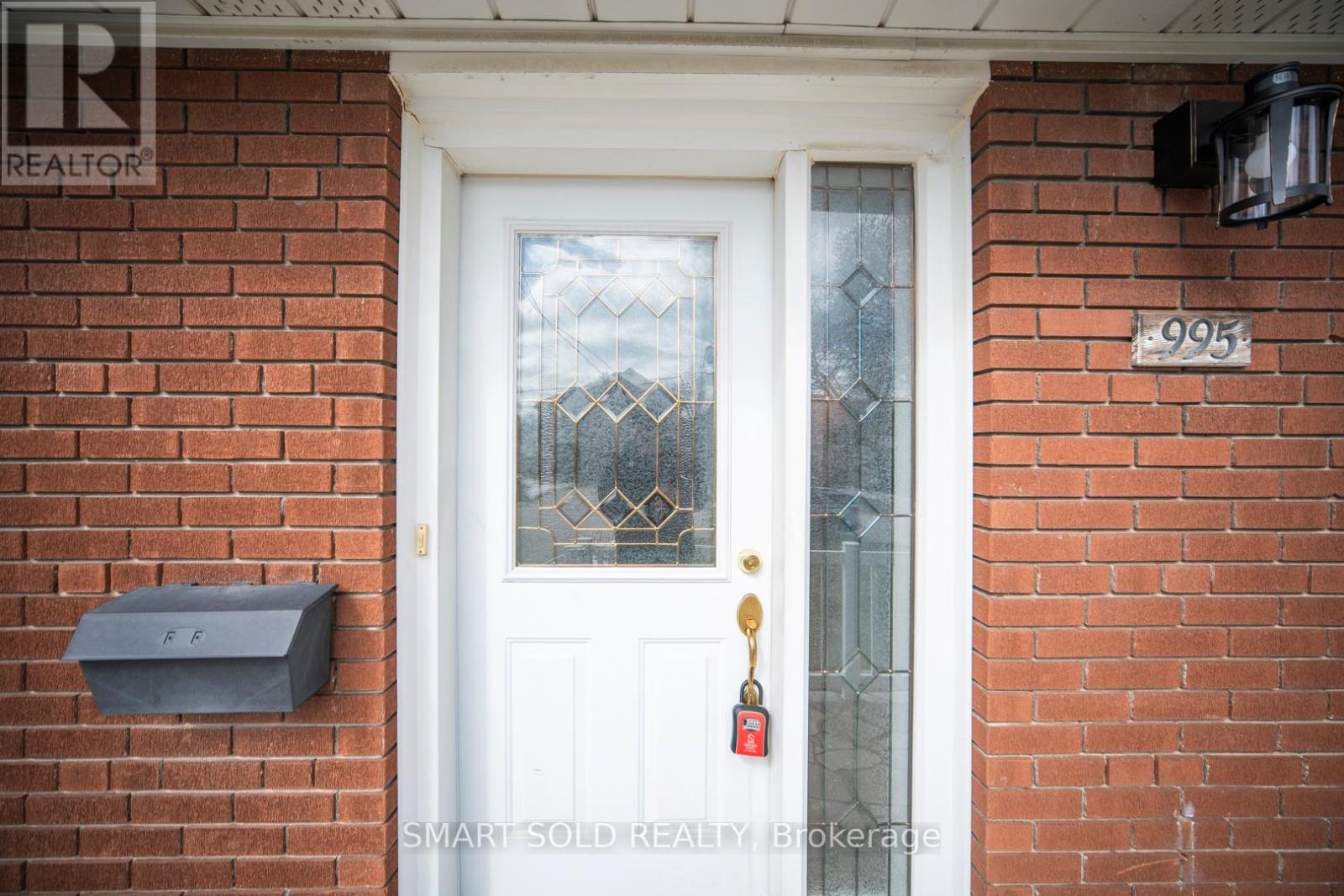 995 Garrard Avenue, Mississauga, Ontario  L5E 1L4 - Photo 8 - W12885392