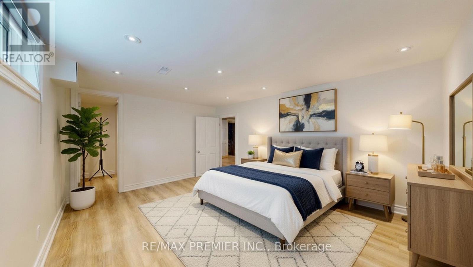 160 Verobeach Boulevard, Toronto, Ontario  M9M 1R3 - Photo 11 - W12885396