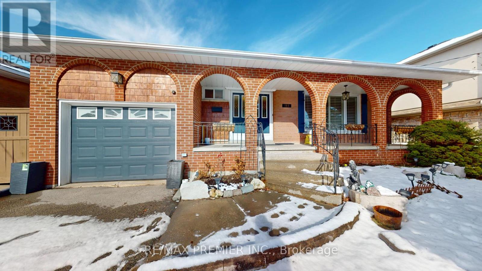 160 Verobeach Boulevard, Toronto, Ontario  M9M 1R3 - Photo 2 - W12885396
