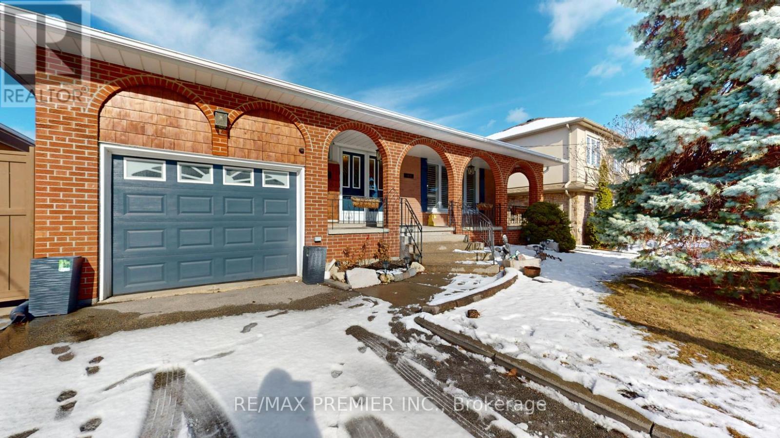160 Verobeach Boulevard, Toronto, Ontario  M9M 1R3 - Photo 3 - W12885396
