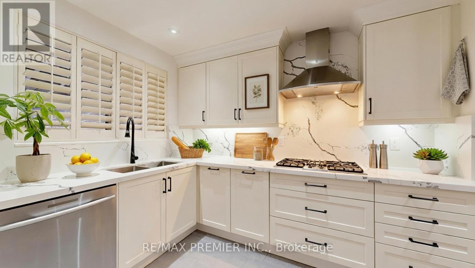 160 Verobeach Boulevard, Toronto, Ontario  M9M 1R3 - Photo 5 - W12885396