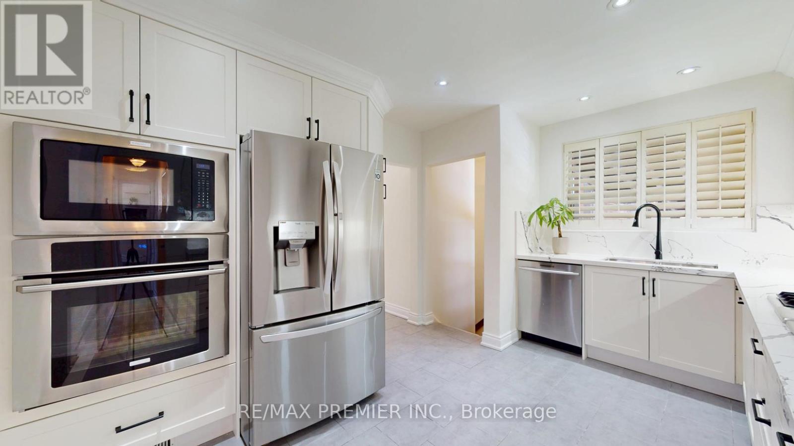 160 Verobeach Boulevard, Toronto, Ontario  M9M 1R3 - Photo 7 - W12885396