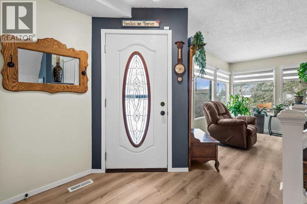 1399 Berkley Drive Nw, Calgary, Alberta  T3K 1T5 - Photo 4 - A2284801