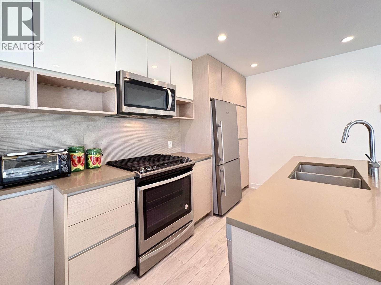 Listing Picture 10 of 32 : 8842 UNIVERSITY CRESCENT, Burnaby / 本拿比 - 魯藝地產 Yvonne Lu Group - MLS Medallion Club Member