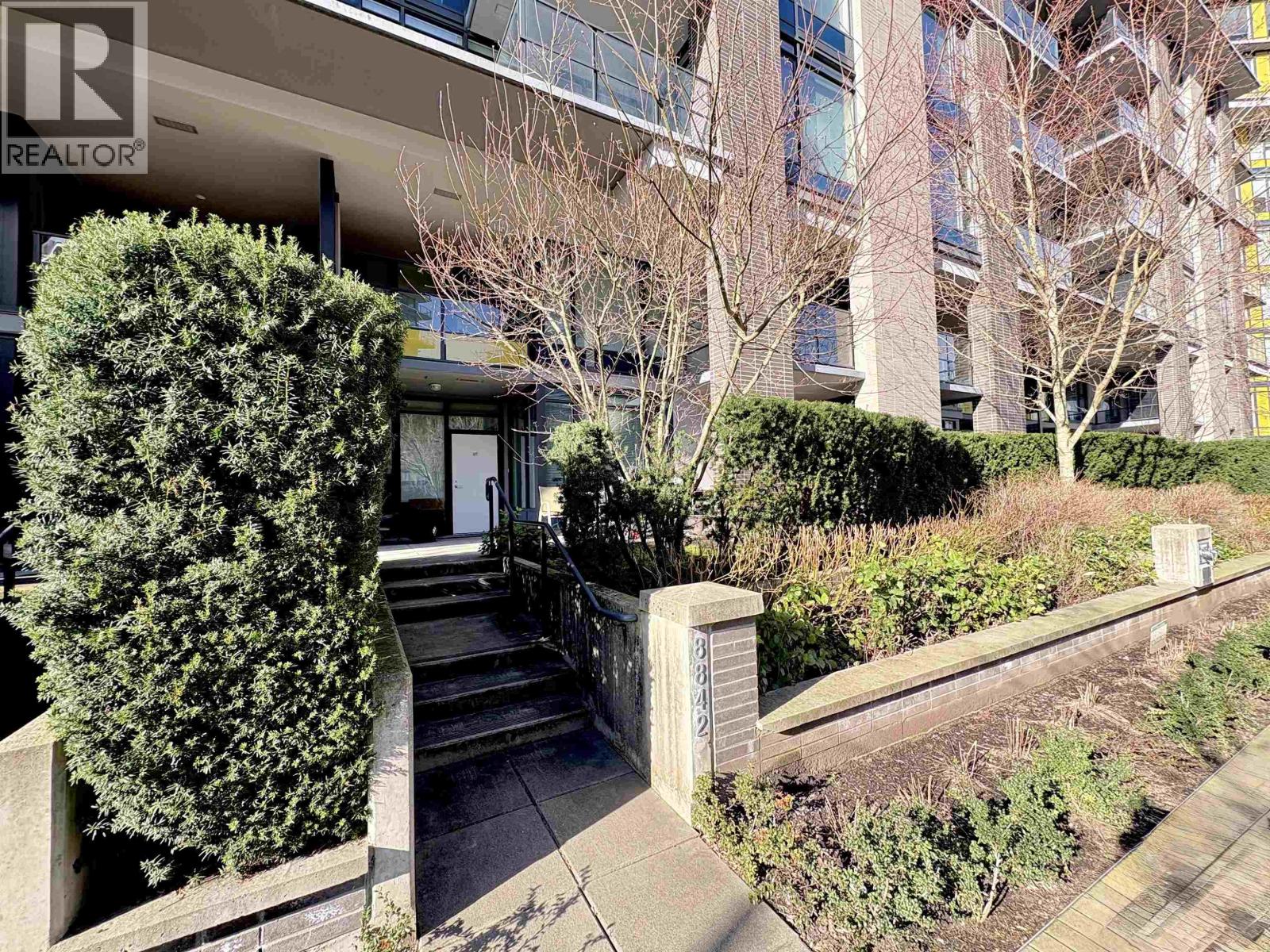 Listing Picture 5 of 32 : 8842 UNIVERSITY CRESCENT, Burnaby / 本拿比 - 魯藝地產 Yvonne Lu Group - MLS Medallion Club Member