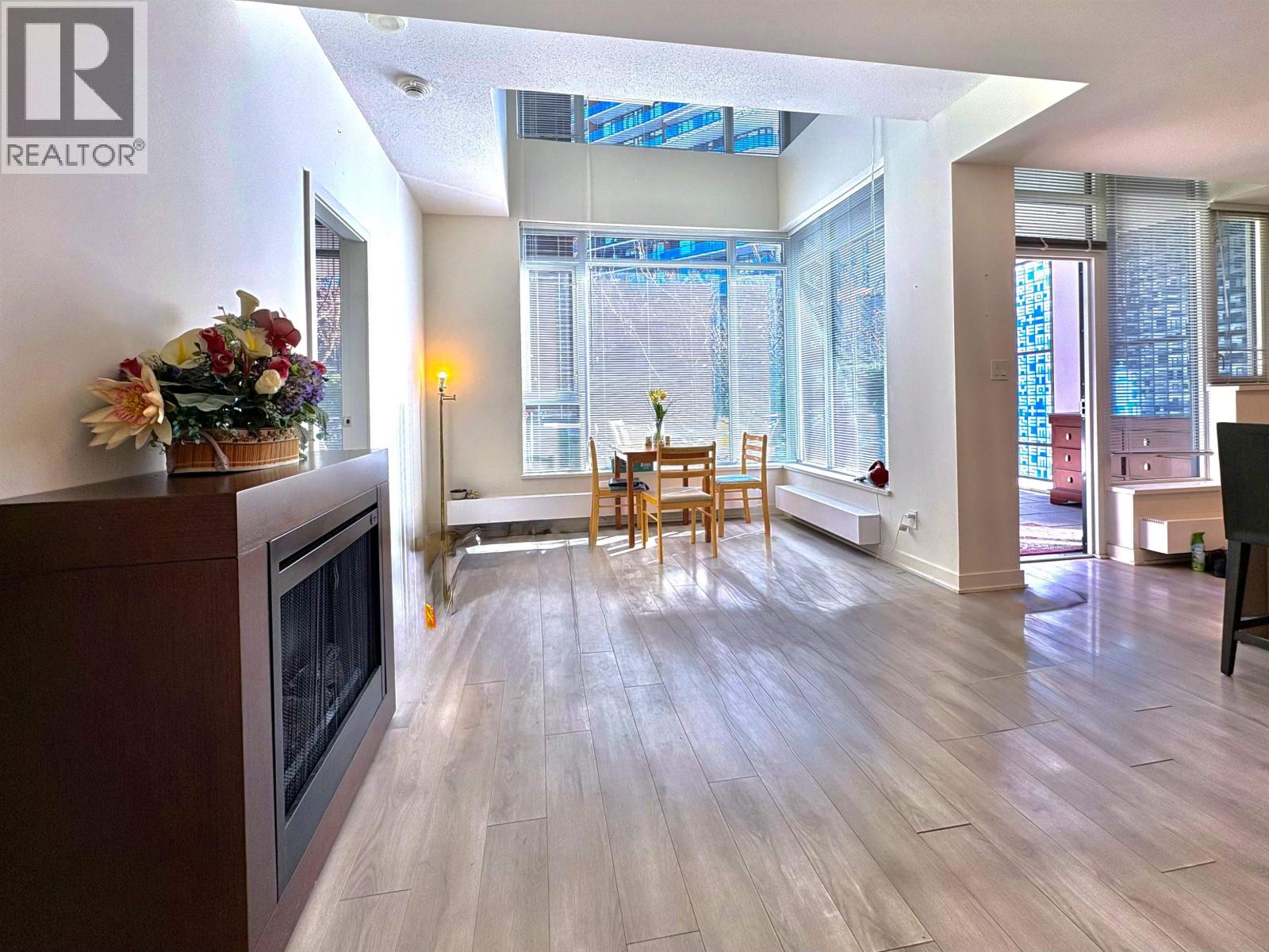 Listing Picture 8 of 32 : 8842 UNIVERSITY CRESCENT, Burnaby / 本拿比 - 魯藝地產 Yvonne Lu Group - MLS Medallion Club Member