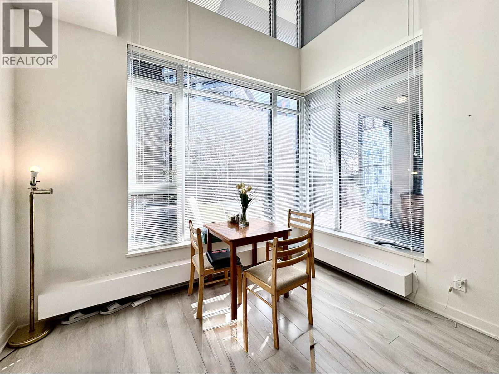 Listing Picture 6 of 32 : 8842 UNIVERSITY CRESCENT, Burnaby / 本拿比 - 魯藝地產 Yvonne Lu Group - MLS Medallion Club Member