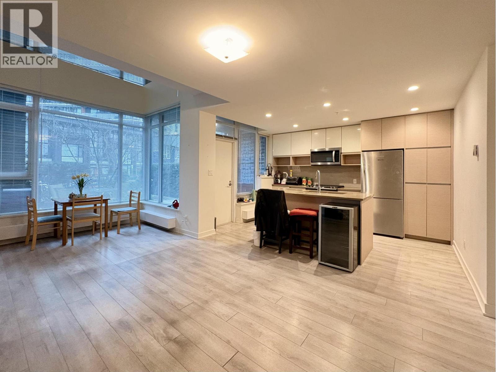 Listing Picture 9 of 32 : 8842 UNIVERSITY CRESCENT, Burnaby / 本拿比 - 魯藝地產 Yvonne Lu Group - MLS Medallion Club Member