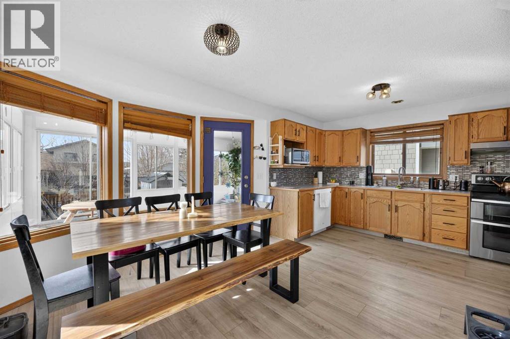 592 Meadowbrook Bay SE, Airdrie, Alberta  T4A 2A9 - Photo 6 - A2290512