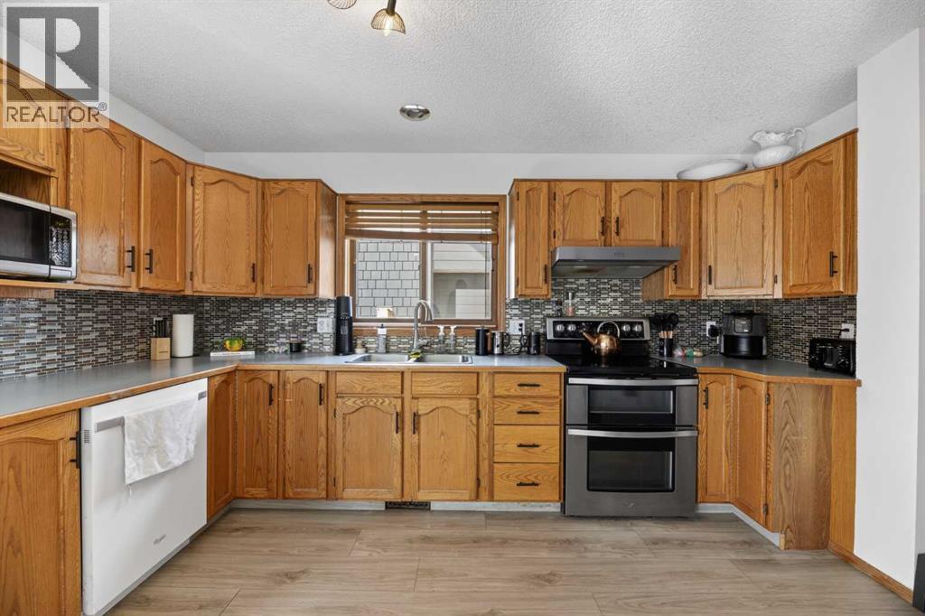 592 Meadowbrook Bay SE, Airdrie, Alberta  T4A 2A9 - Photo 7 - A2290512