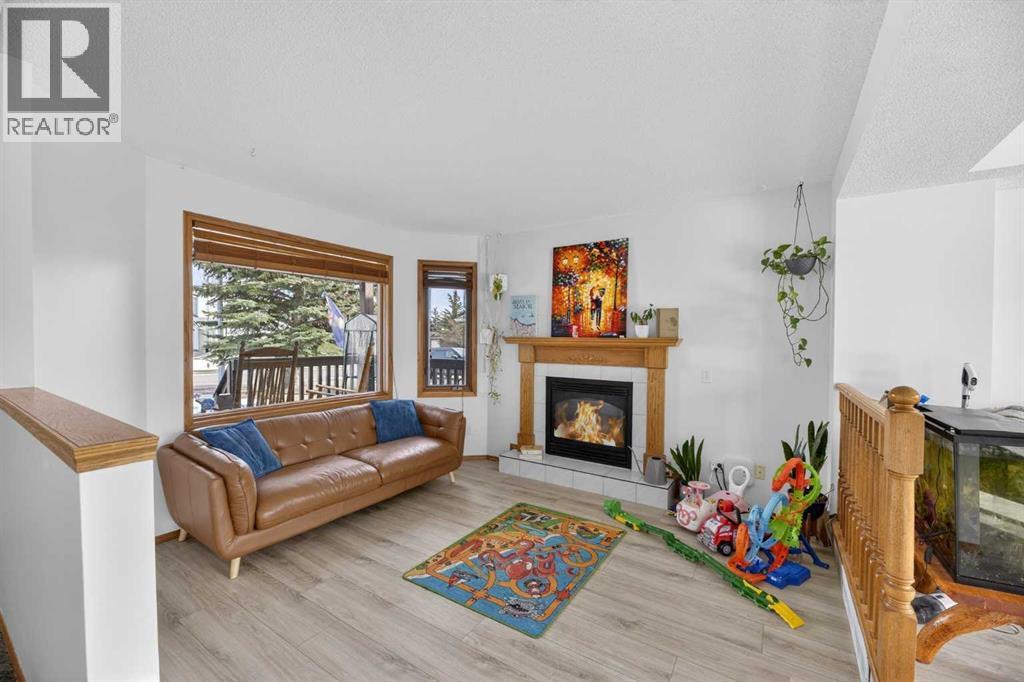 592 Meadowbrook Bay SE, Airdrie, Alberta  T4A 2A9 - Photo 3 - A2290512