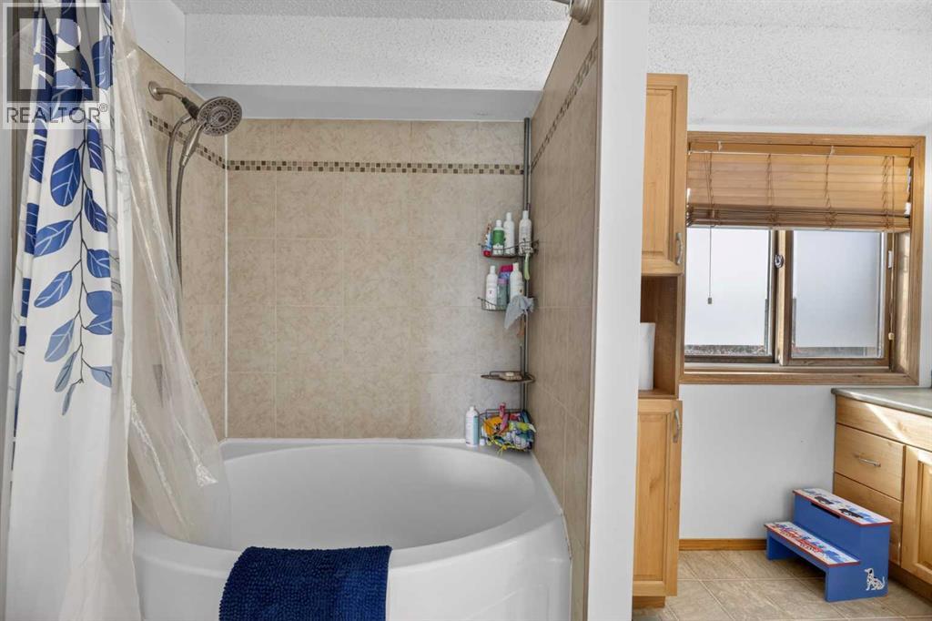 592 Meadowbrook Bay SE, Airdrie, Alberta  T4A 2A9 - Photo 19 - A2290512