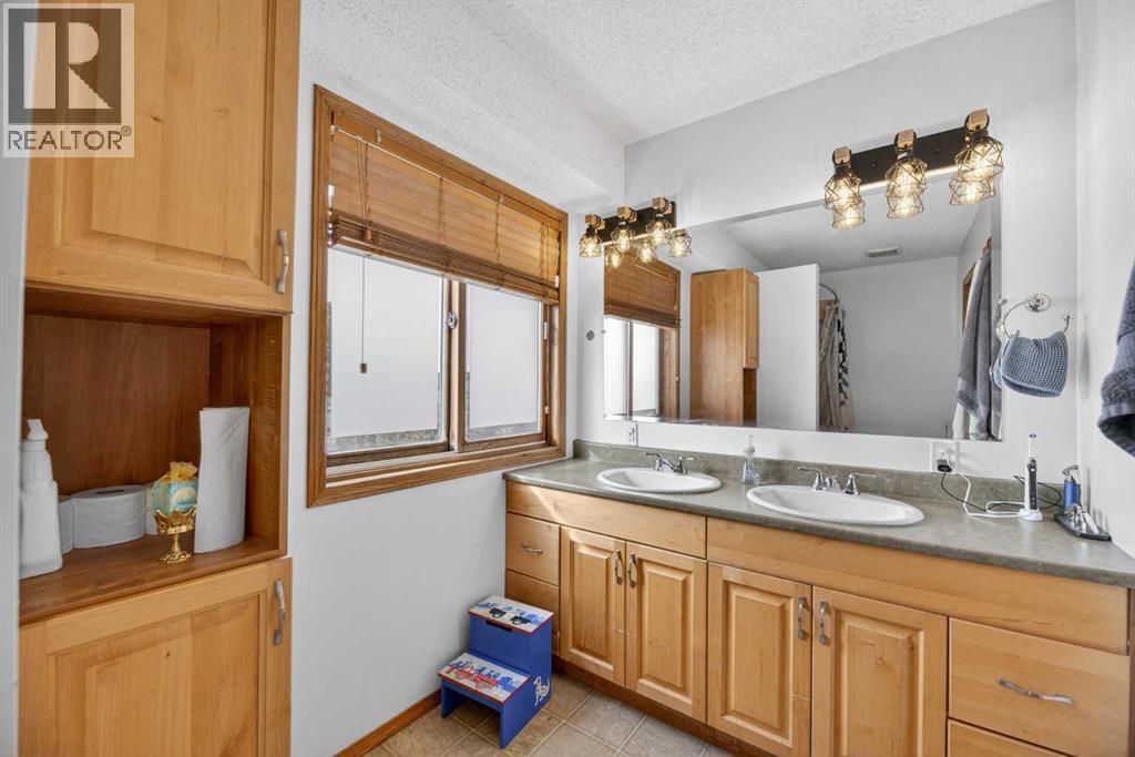 592 Meadowbrook Bay SE, Airdrie, Alberta  T4A 2A9 - Photo 20 - A2290512