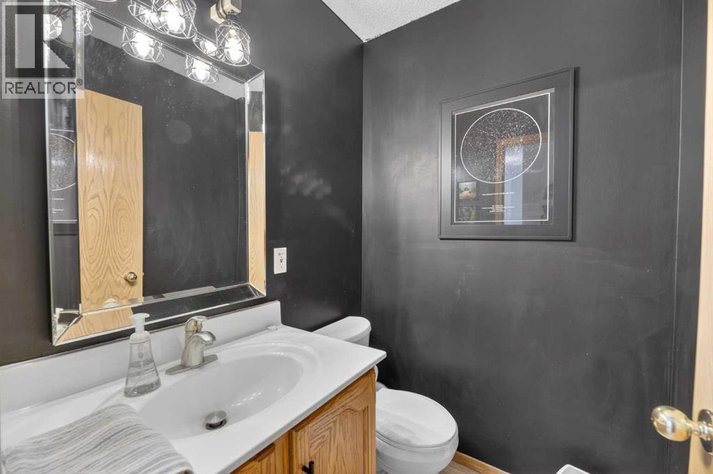 592 Meadowbrook Bay SE, Airdrie, Alberta  T4A 2A9 - Photo 10 - A2290512