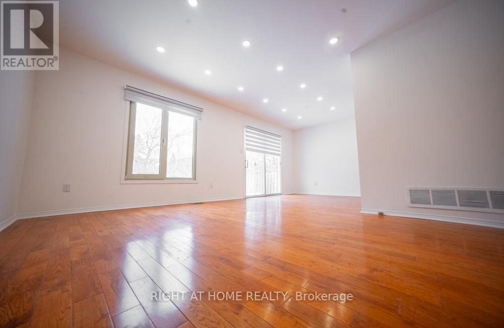 3932 Rushton Crescent, Mississauga, Ontario L5L 4H8 - Photo 4 - W12803172