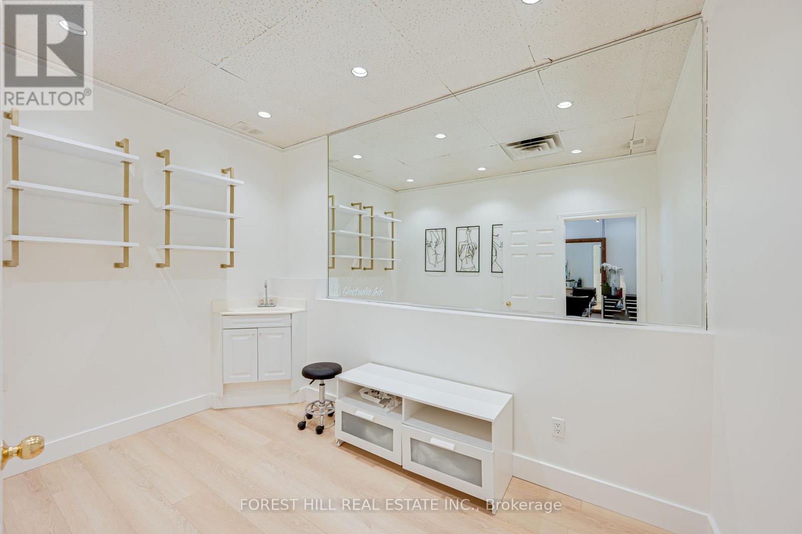 3 - 49 Mississauga Road N, Mississauga, Ontario  L5H 2H9 - Photo 2 - W12690656