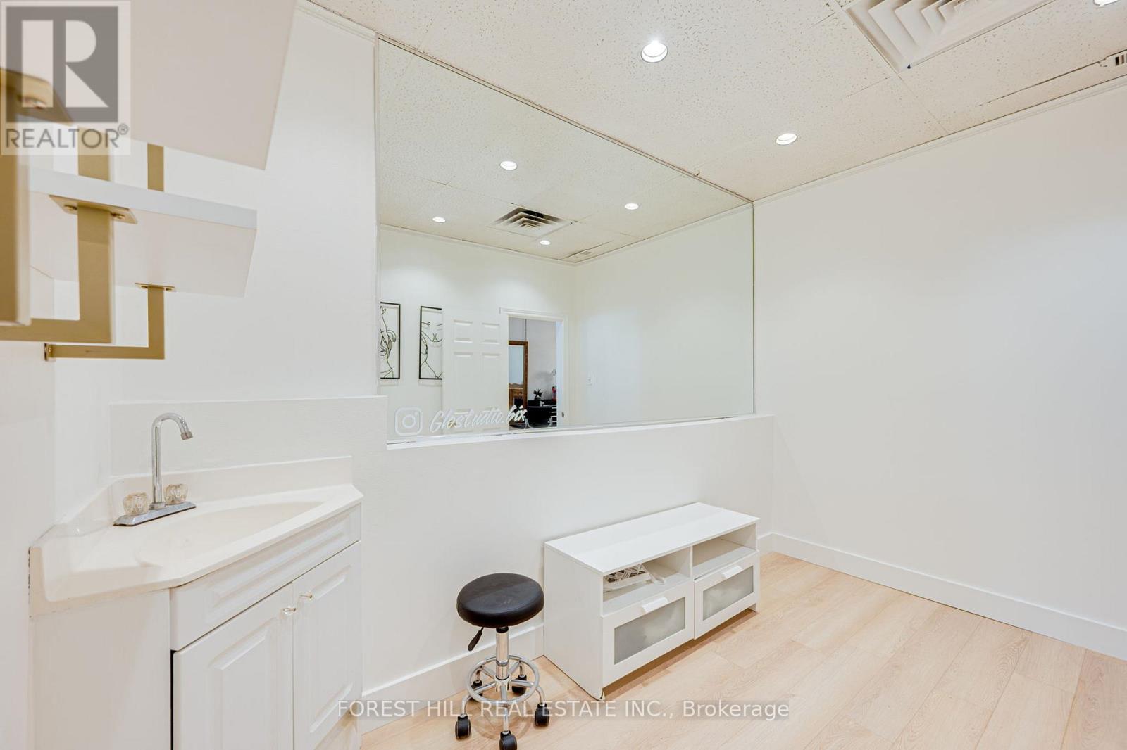 3 - 49 Mississauga Road N, Mississauga, Ontario  L5H 2H9 - Photo 4 - W12690656