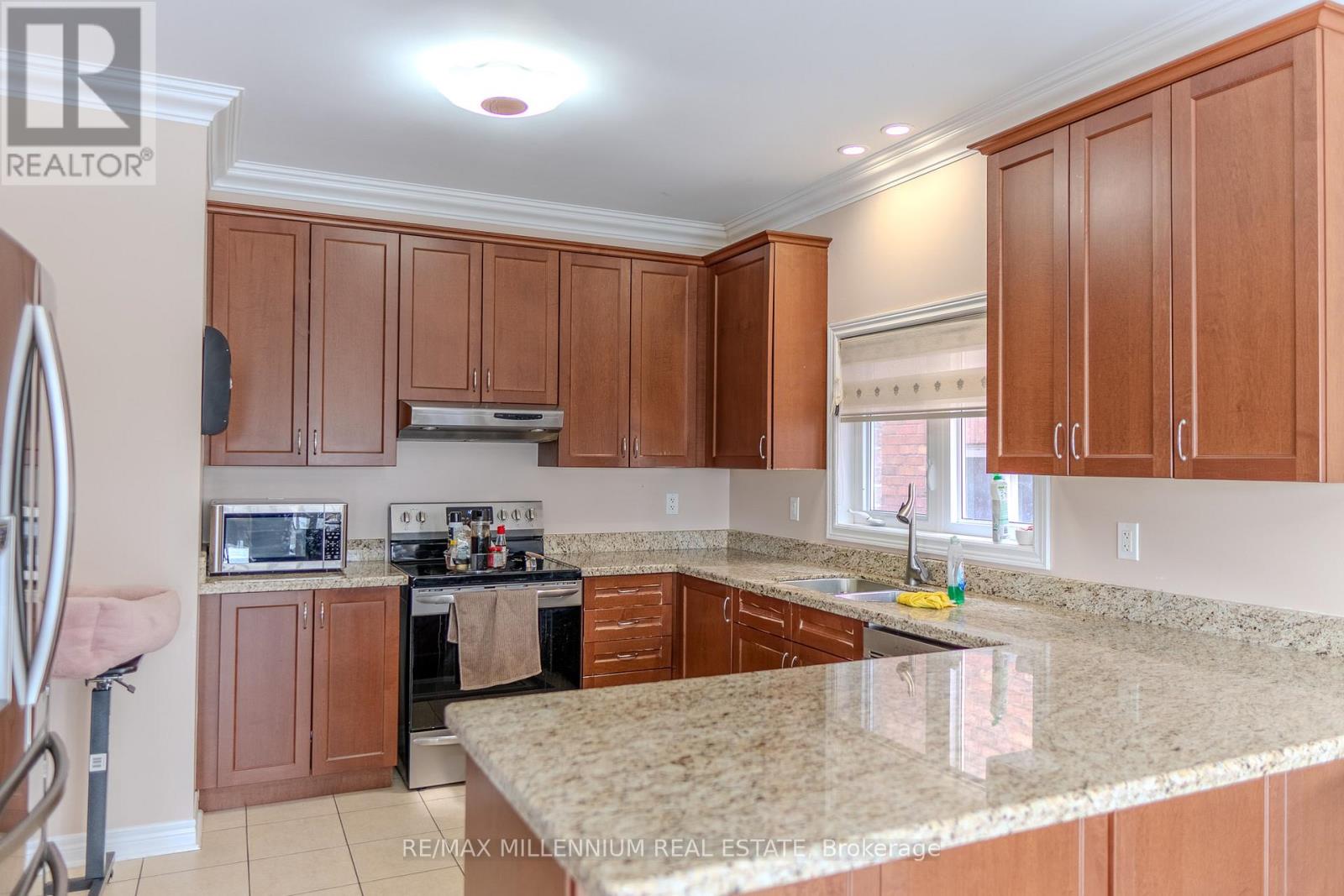 87 Warbler (Main & 2nd Floors) Avenue, Vaughan, Ontario  L6A 0X7 - Photo 12 - N12885510