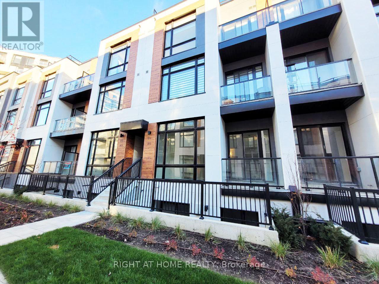 911 - 2 Steckley House Lane, Richmond Hill, Ontario  L4S 0N4 - Photo 2 - N12885530