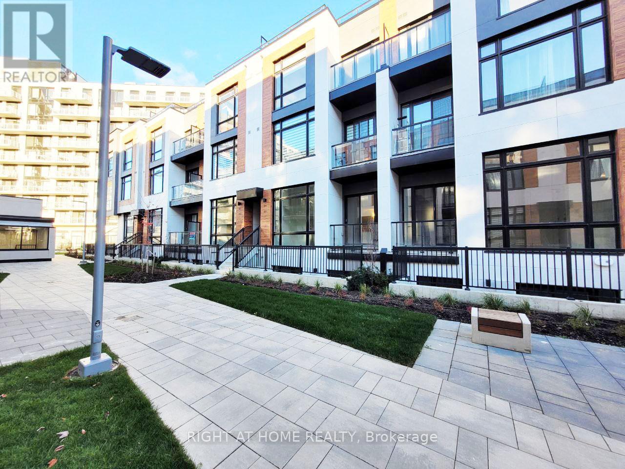 911 - 2 Steckley House Lane, Richmond Hill, Ontario  L4S 0N4 - Photo 3 - N12885530