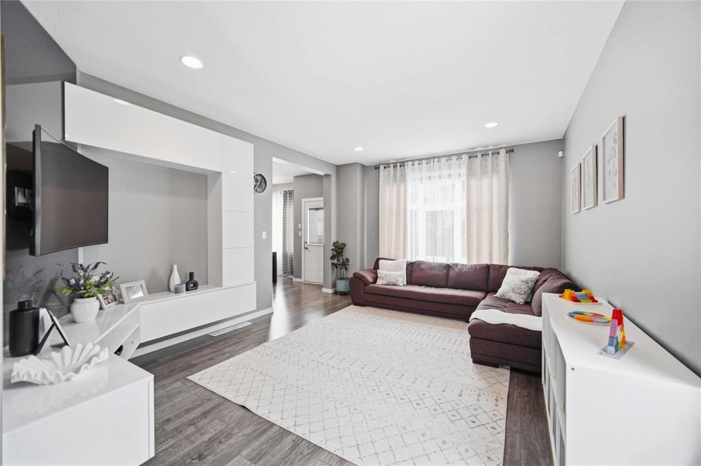 51 Murray Rougeau Crescent, Winnipeg, Manitoba  R2C 5P1 - Photo 3 - 202604650