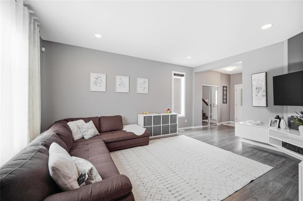 51 Murray Rougeau Crescent, Winnipeg, Manitoba  R2C 5P1 - Photo 5 - 202604650