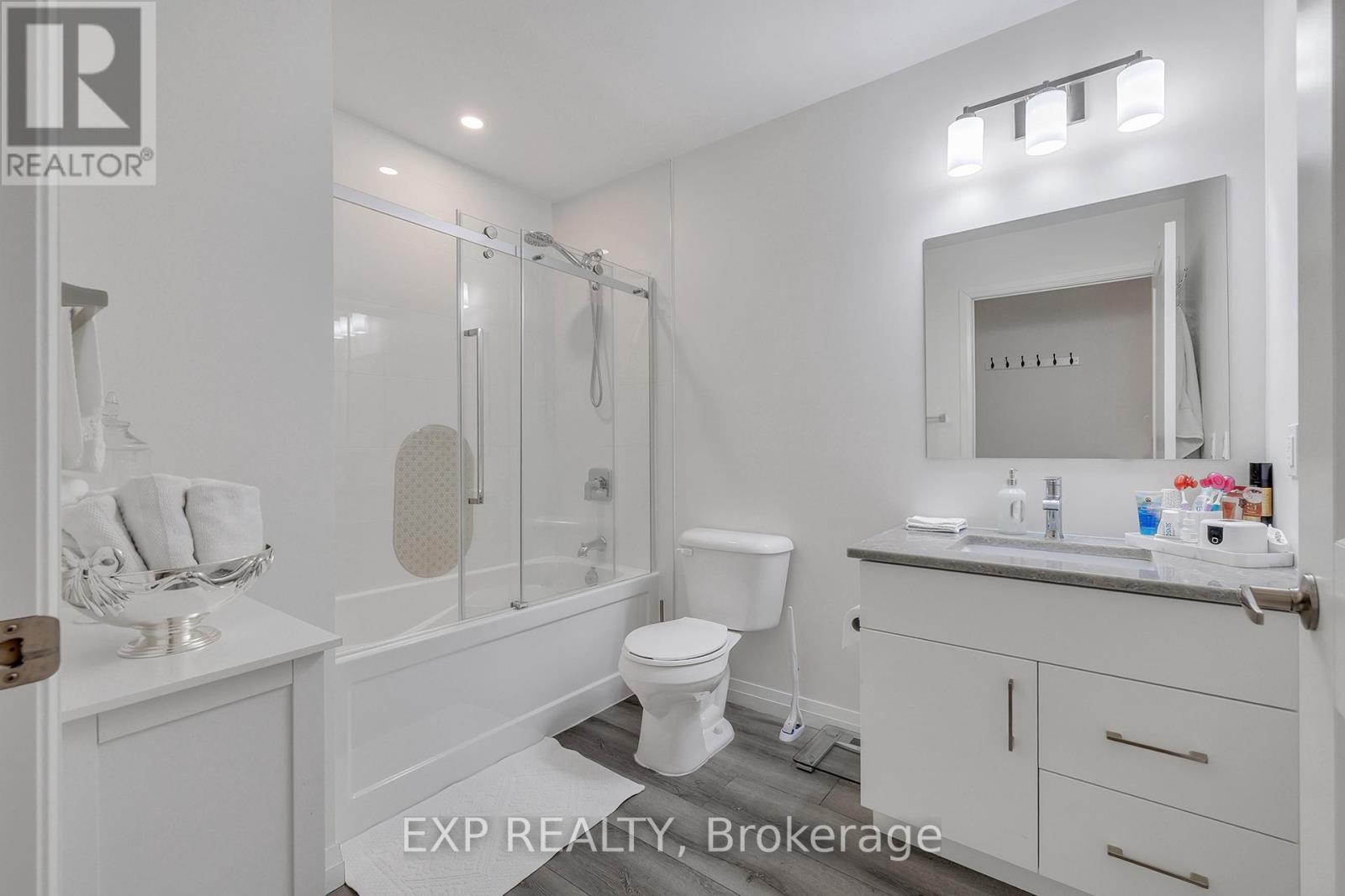 201 - 108 Garment Street, Kitchener, Ontario  N2G 0E2 - Photo 4 - X12885470