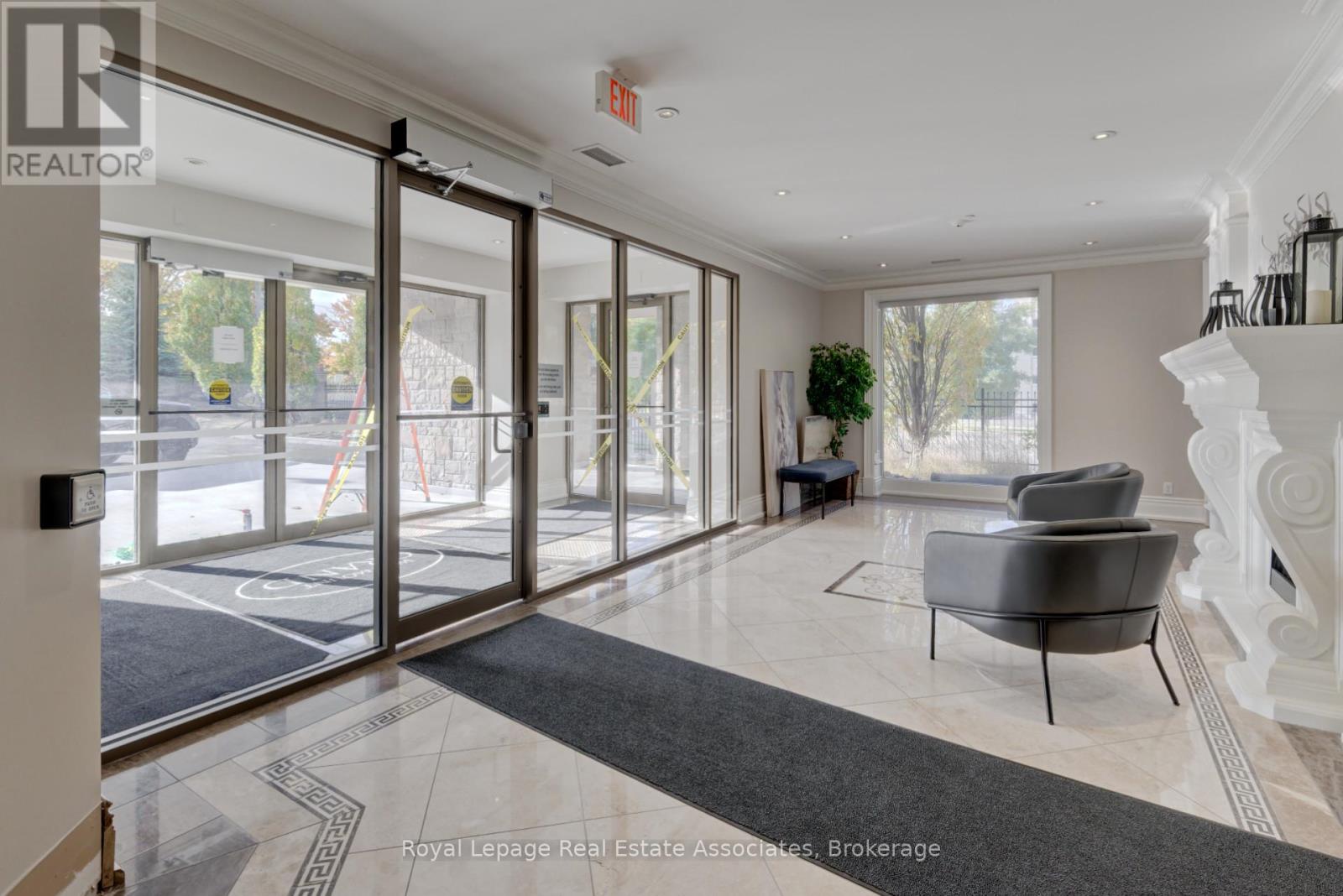 201 - 223 Erb Street W, Waterloo, Ontario  N2L 0B3 - Photo 2 - X12885548