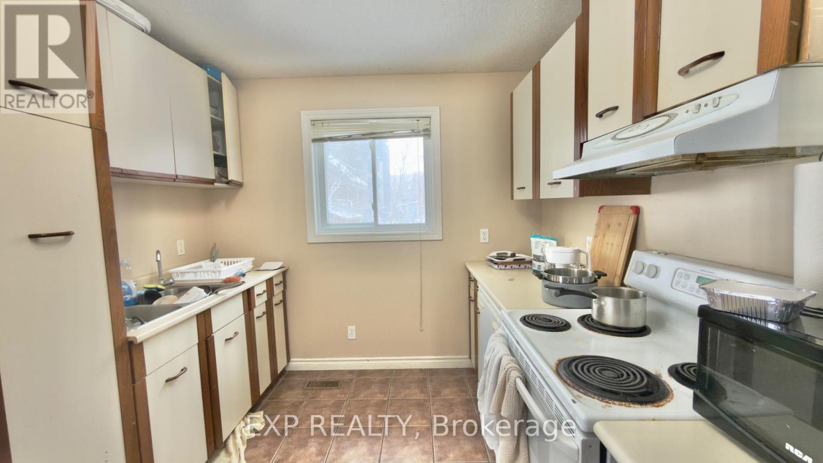 B - 16 Marshall Street, Waterloo, Ontario  N2J 2T2 - Photo 6 - X12885550