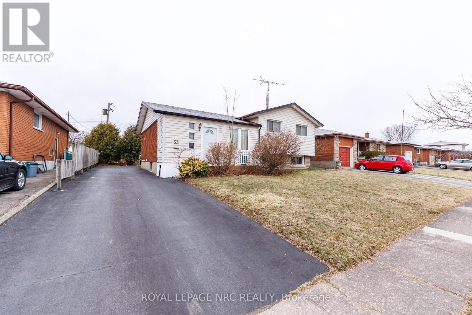 33 Strathmore Crescent, Welland, Ontario  L3B 1B8 - Photo 2 - X12885584