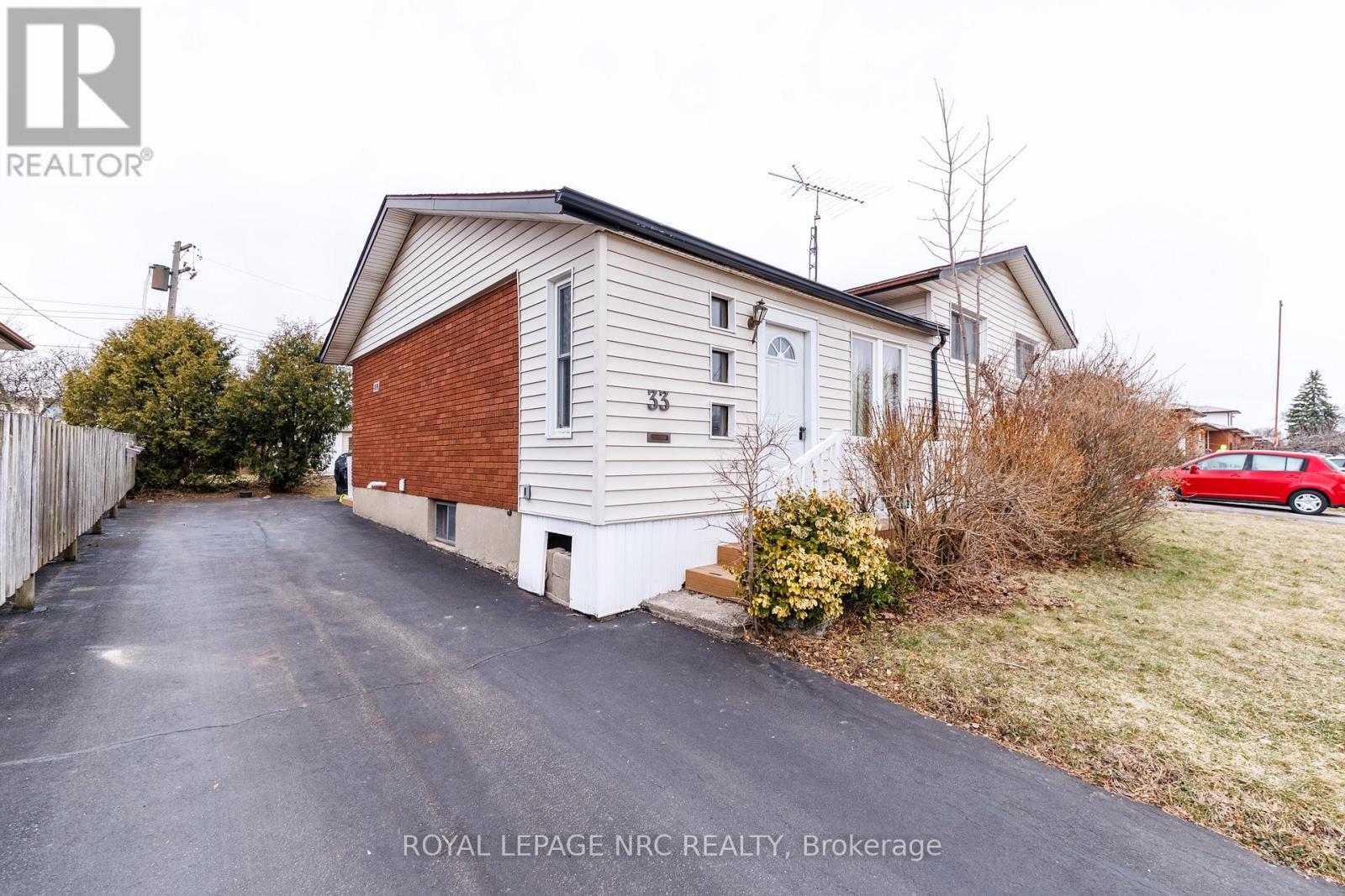 33 Strathmore Crescent, Welland, Ontario  L3B 1B8 - Photo 3 - X12885584