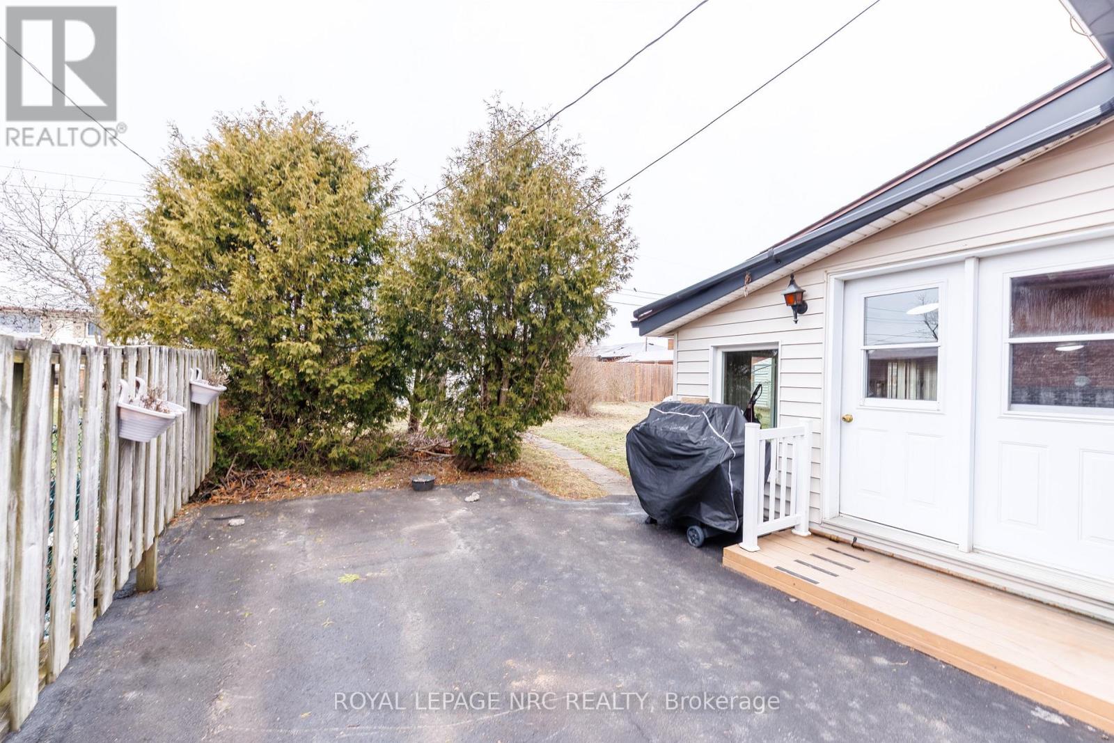 33 Strathmore Crescent, Welland, Ontario  L3B 1B8 - Photo 4 - X12885584