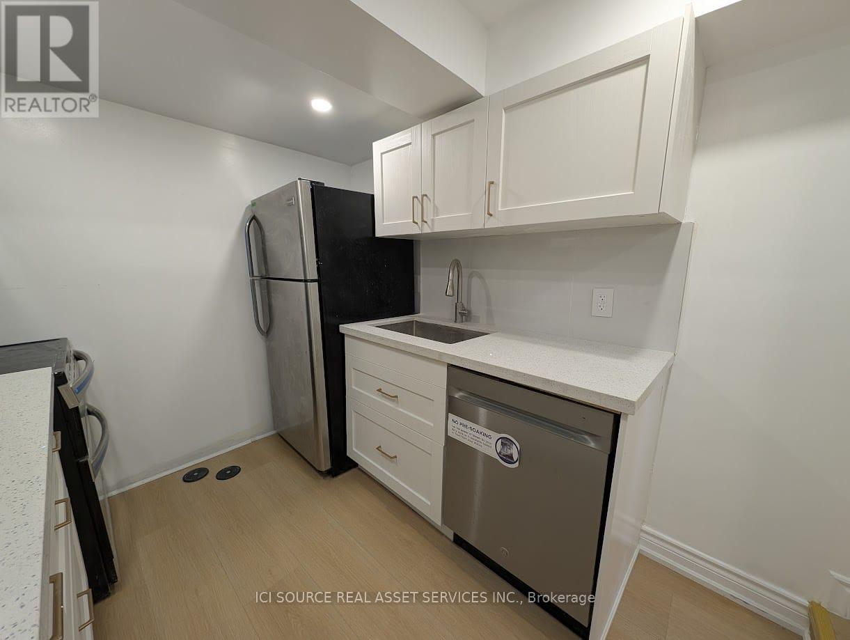 Lower - 31 Pietro Drive, Vaughan (Vellore Village), Ontario  L6A 3K5 - Photo 3 - N12885610