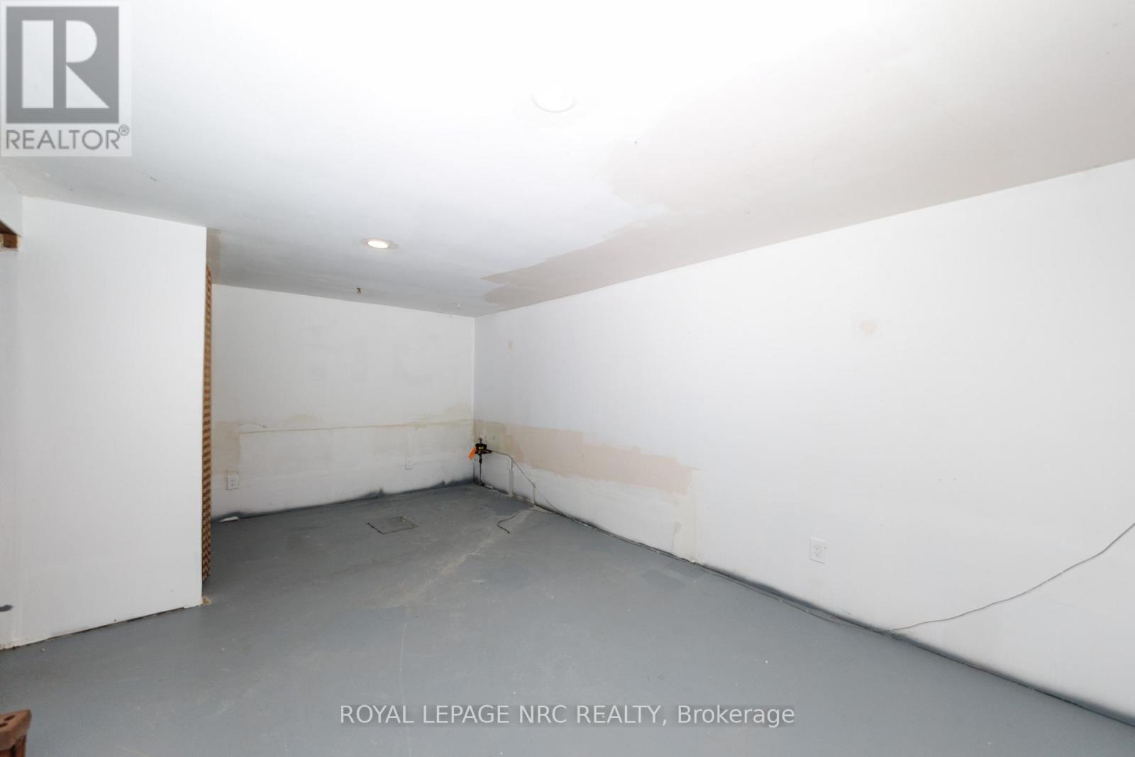 33 Strathmore Crescent, Welland, Ontario  L3B 1B8 - Photo 37 - X12885584