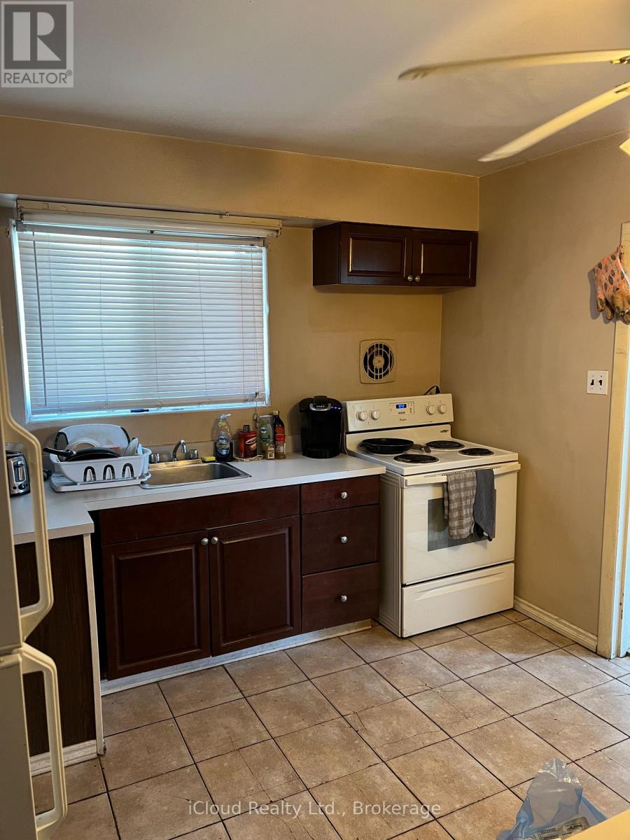 3587 Ashcroft Crescent, Mississauga, Ontario  L5C 2E6 - Photo 4 - W12885558