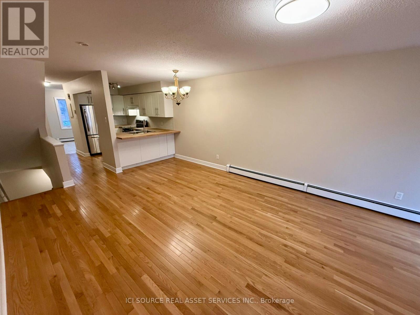 8 Blue Moon Private, Ottawa, Ontario  K1K 4K6 - Photo 4 - X12885572