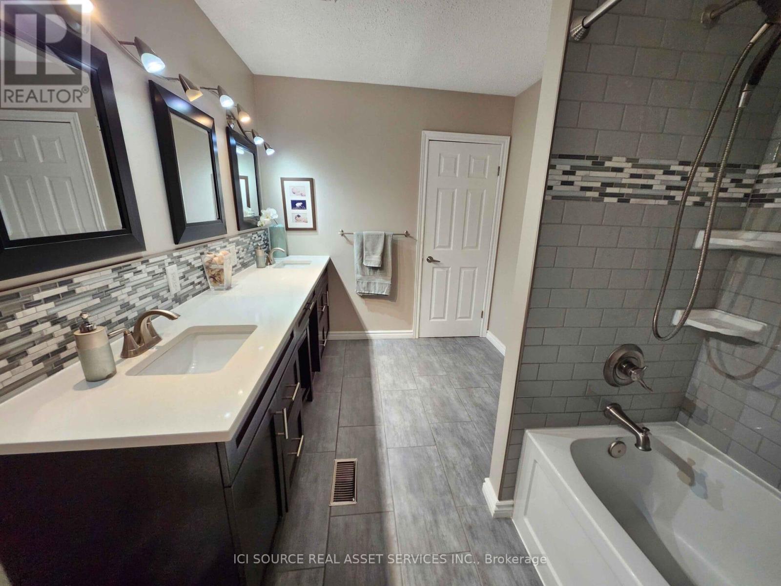 Unknown Address, ,    - Photo 15 - X12885624