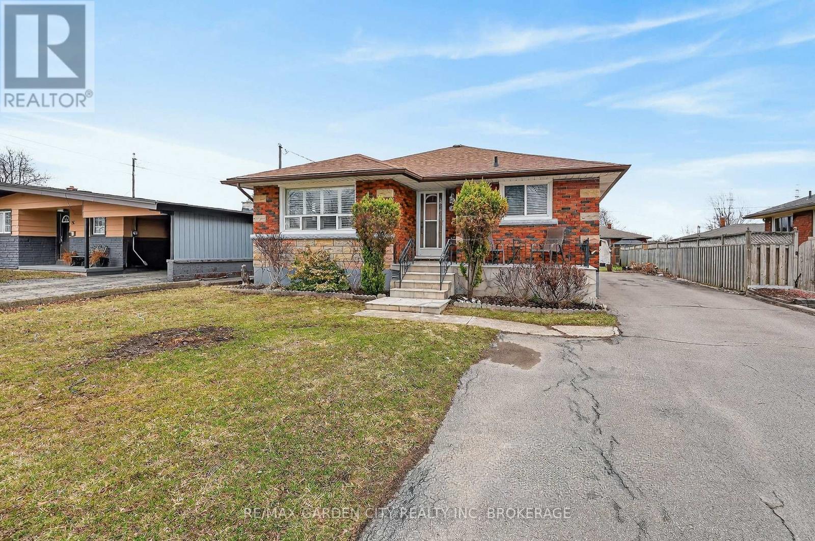 98 Golden Boulevard E, Welland, Ontario  L3B 1H7 - Photo 3 - X12885652