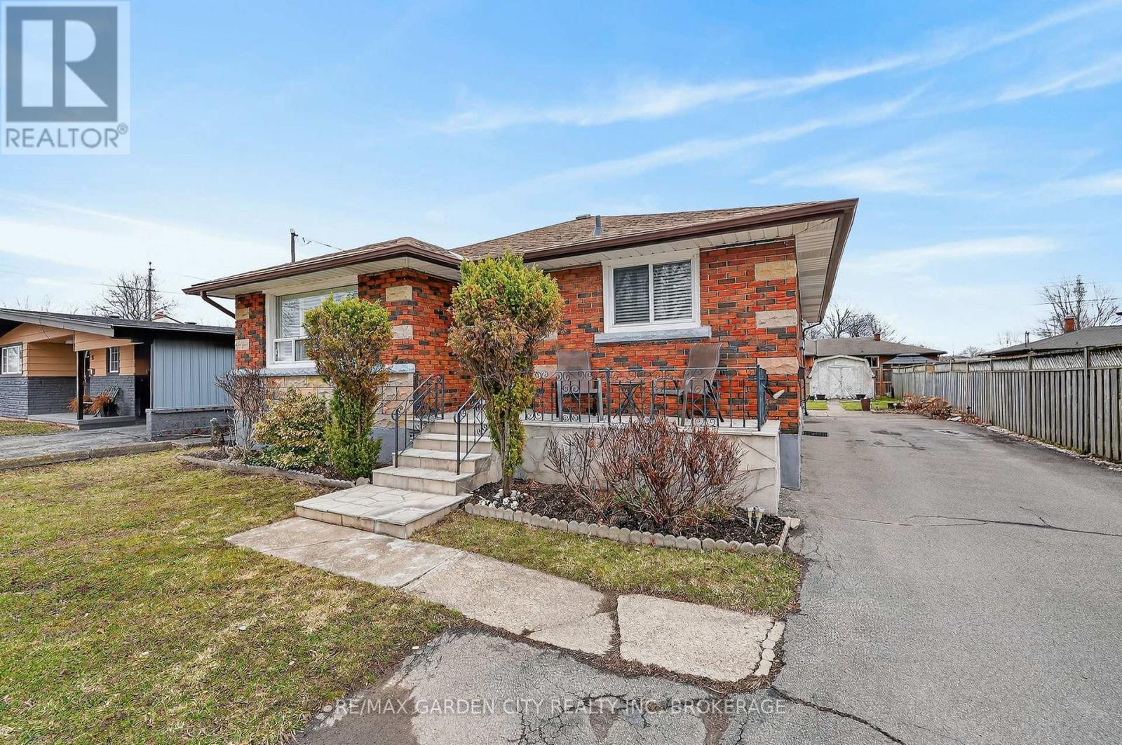 98 Golden Boulevard E, Welland, Ontario  L3B 1H7 - Photo 4 - X12885652