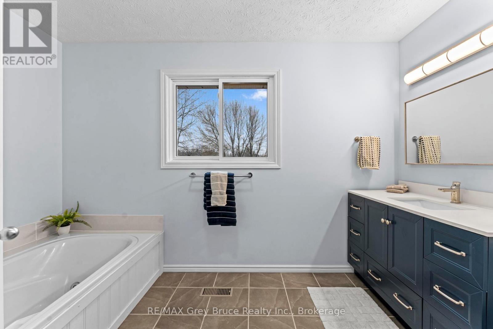 112 Mary Avenue, Georgian Bluffs, Ontario  N4K 5N5 - Photo 22 - X12885680