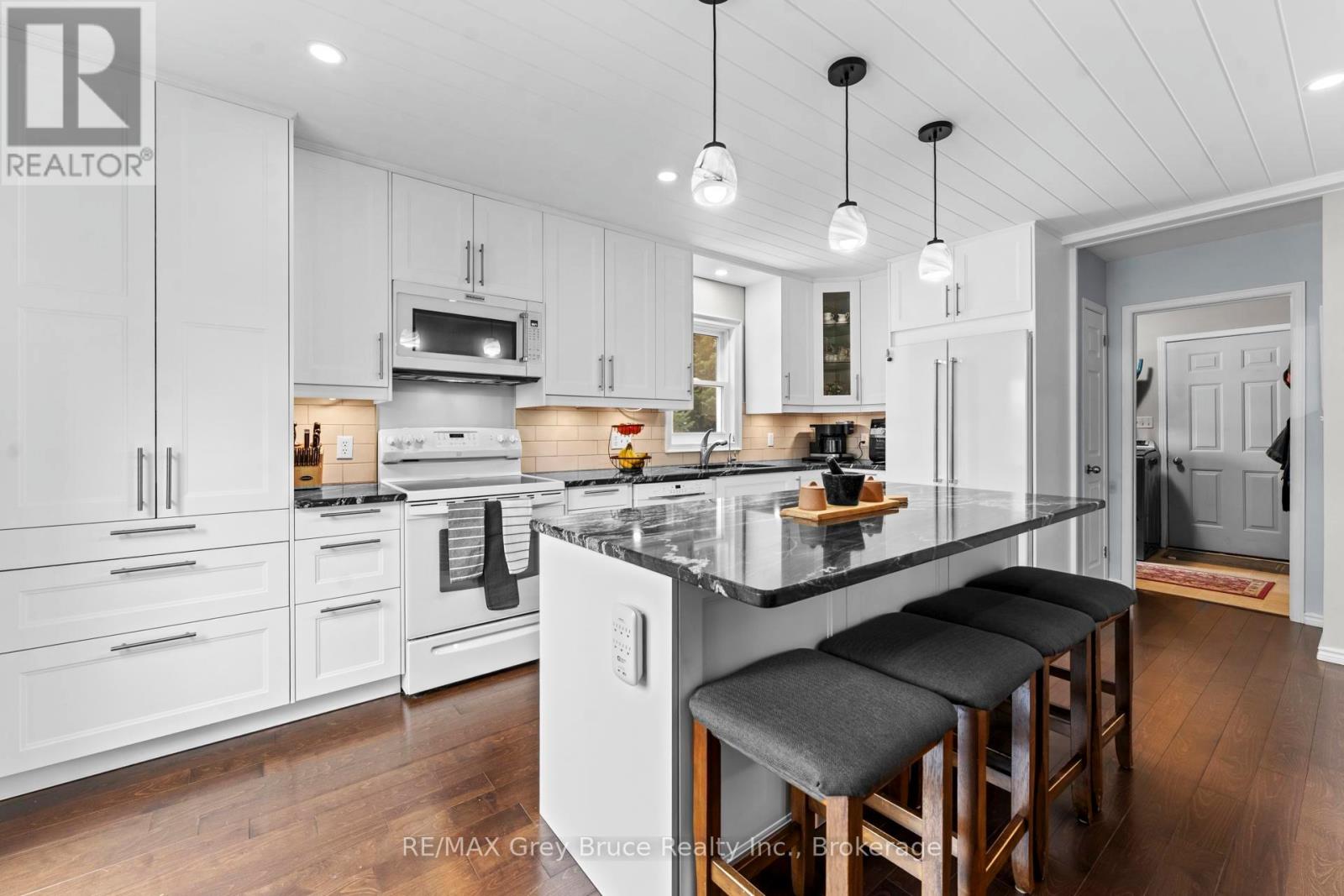 112 Mary Avenue, Georgian Bluffs, Ontario  N4K 5N5 - Photo 5 - X12885680