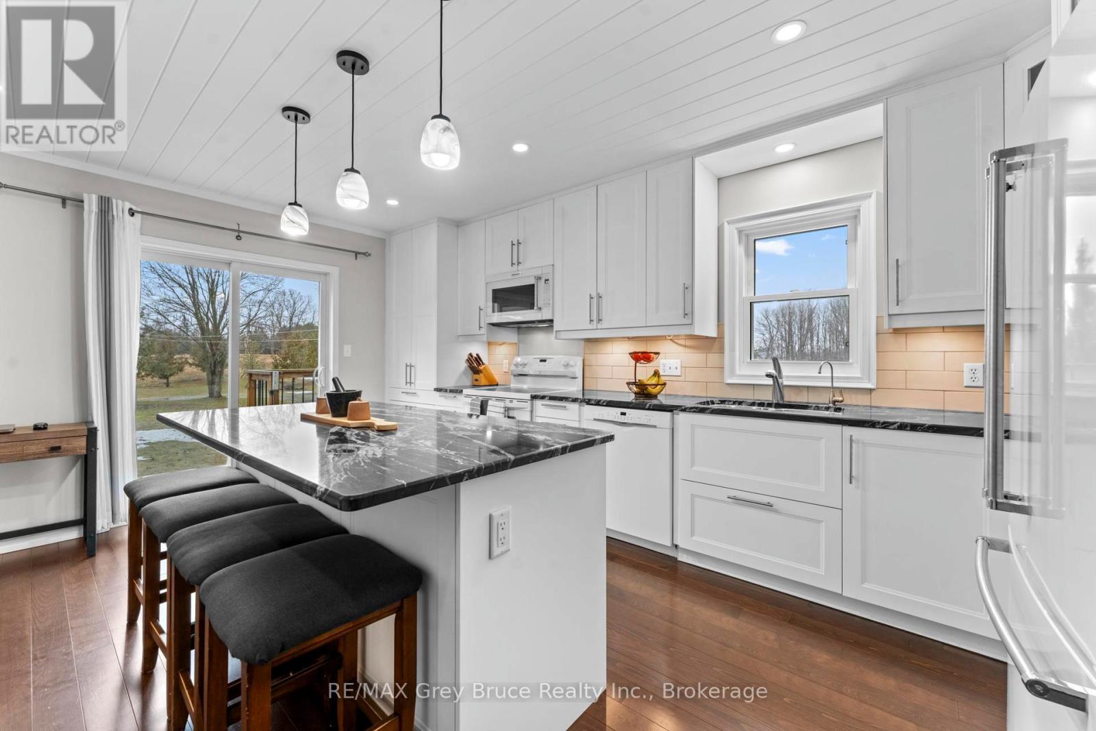 112 Mary Avenue, Georgian Bluffs, Ontario  N4K 5N5 - Photo 6 - X12885680