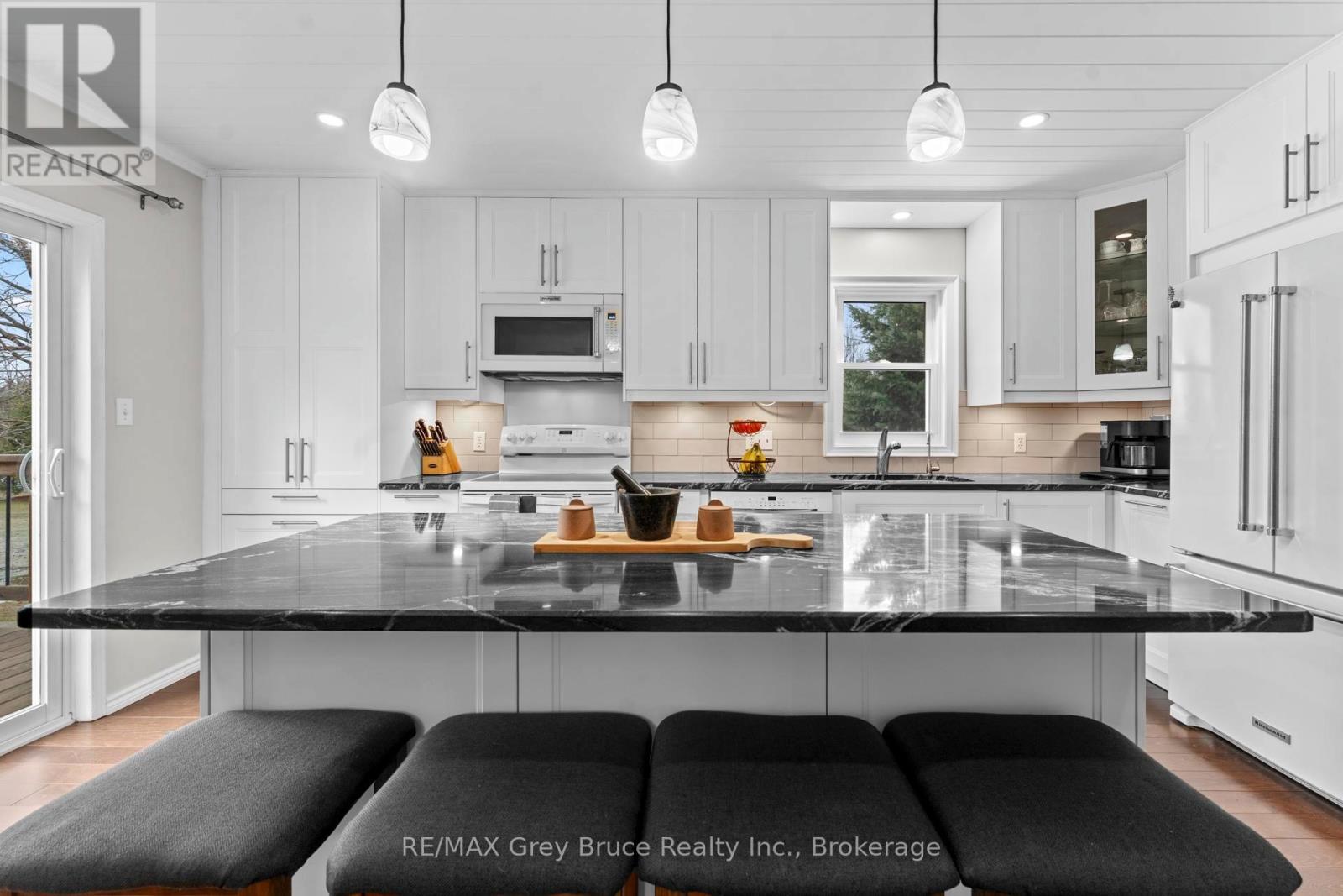 112 Mary Avenue, Georgian Bluffs, Ontario  N4K 5N5 - Photo 7 - X12885680