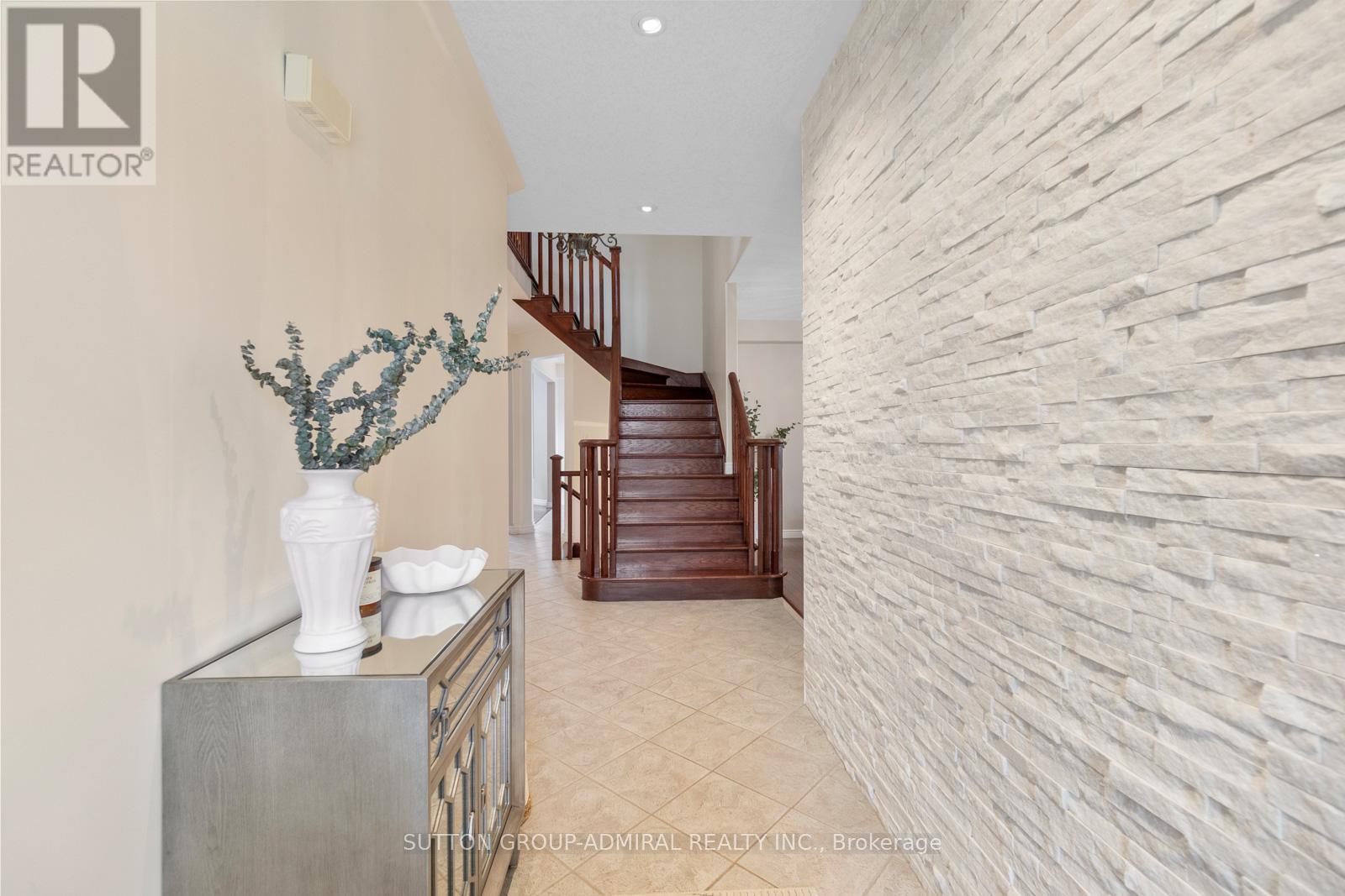 303 Winterburg Court, Waterloo, Ontario  N2V 2S8 - Photo 3 - X12885708