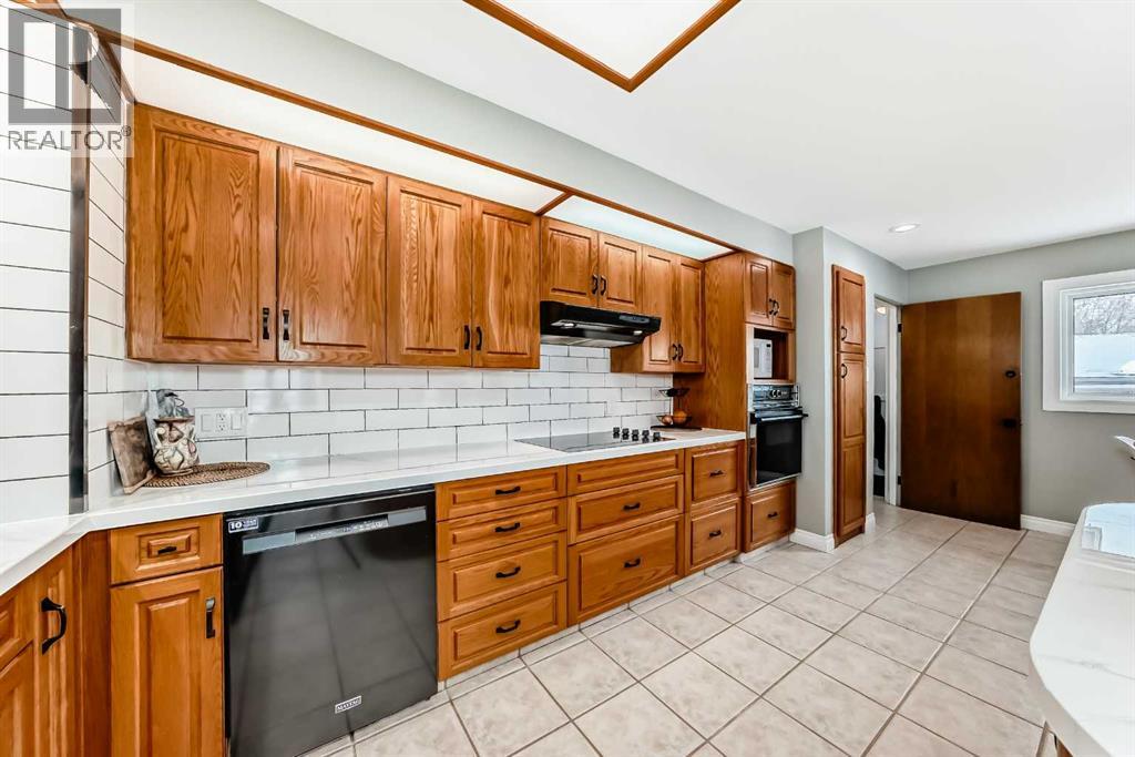 8043 Elbow Drive SW, Calgary, Alberta  T2V 1K5 - Photo 4 - A2291798