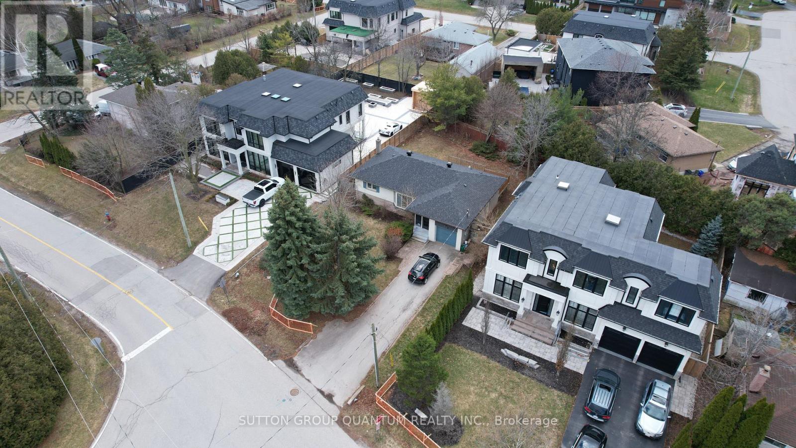 398 Tennyson Drive, Oakville, Ontario  L6L 3Z1 - Photo 9 - W12873528