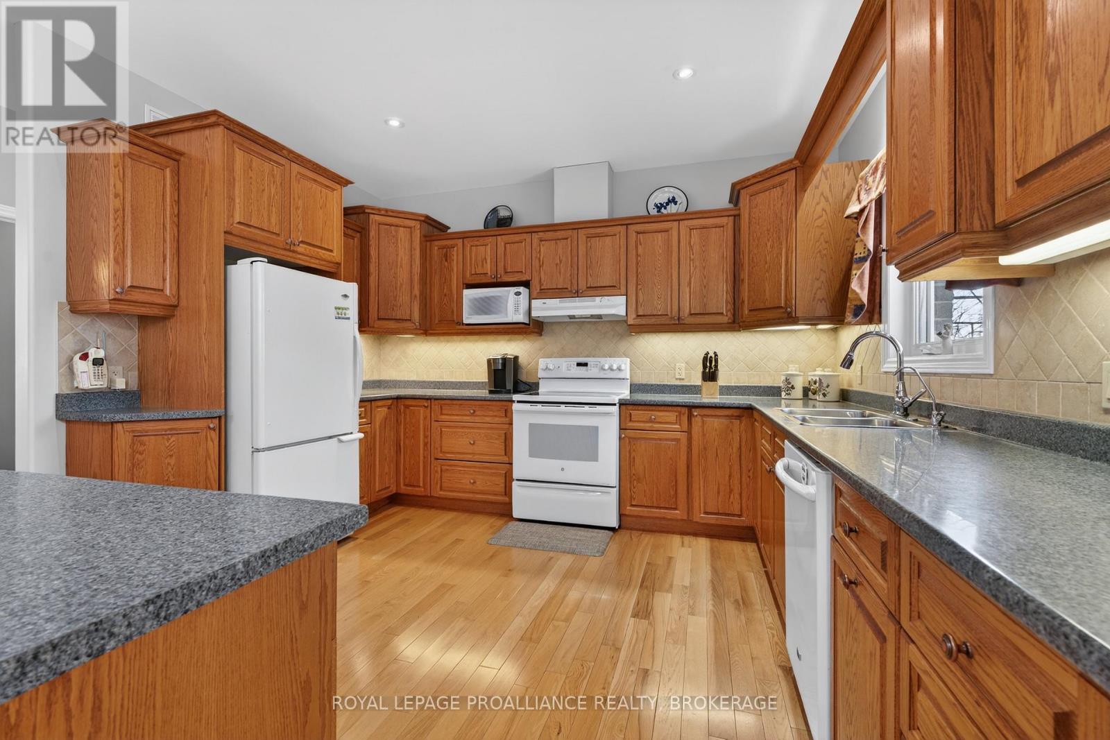 3953 Middle Woodland Drive, South Frontenac, Ontario  K0H 1X0 - Photo 10 - X12885932