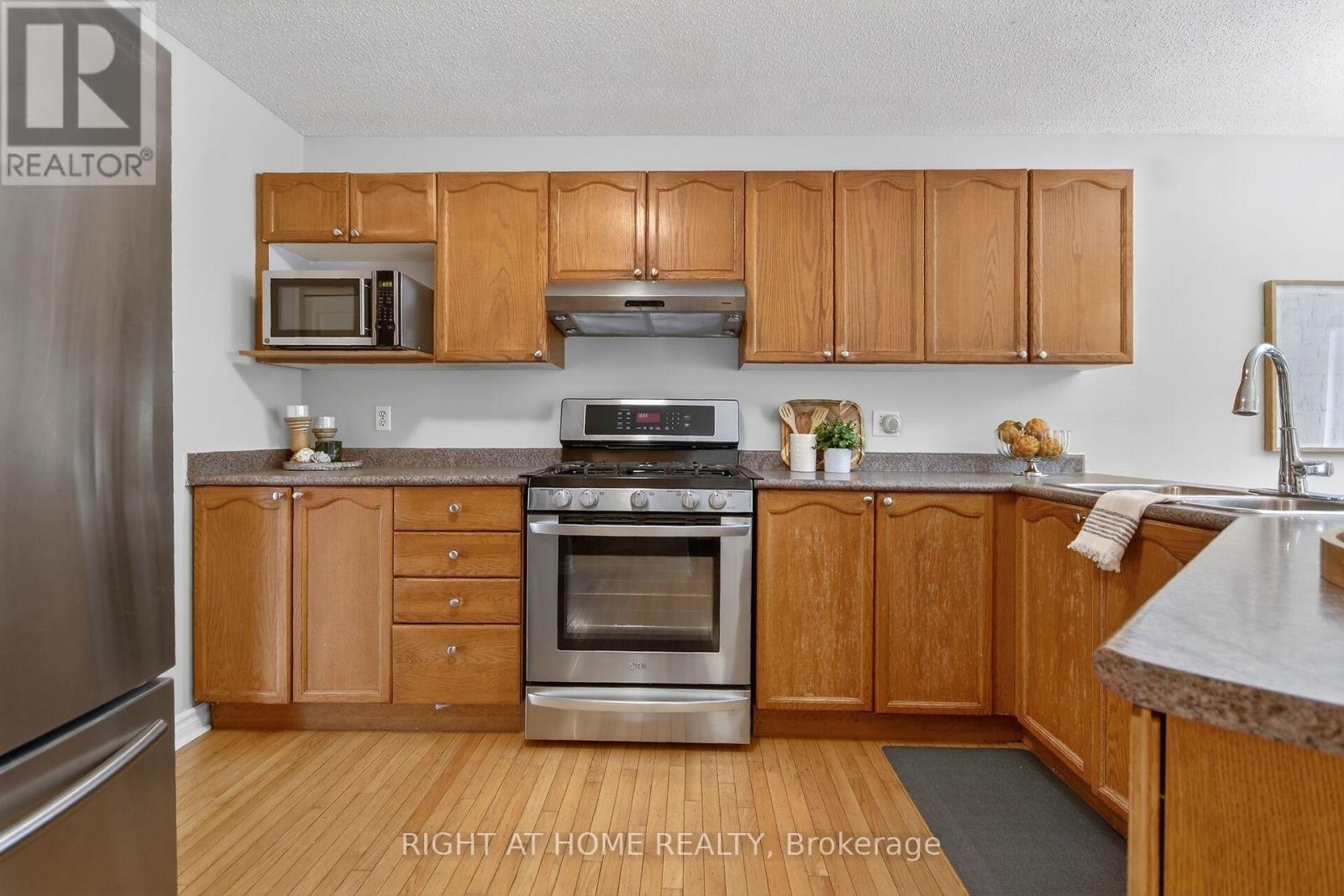 30 Randall James Drive, Ottawa, Ontario  K2S 1M4 - Photo 12 - X12886052